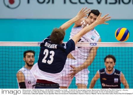 10.09.2015, Hamamatsu Arena, Hamamatsu FIVB World Cup 2015, Site B, 1. Runde, Argentinien vs. Polen Block Mateusz Bieniek ( 23 POL) - Angriff Maximiliano Gauna ( 19 ARG)