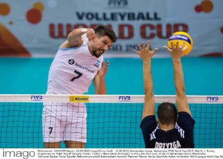 10.09.2015, Hamamatsu Arena, Hamamatsu FIVB World Cup 2015, Site B, 1. Runde, Argentinien vs. Polen Angriff Facundo Conte ( 7 ARG) - Block Fabian Drzyzga ( 11 POL)