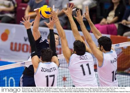 10.09.2015, Hamamatsu Arena, Hamamatsu FIVB World Cup 2015, Site B, 1. Runde, Argentinien vs. Polen Angriff Rafal Buszek ( 21 POL) - Block Dreierblock Luciano Zornetta ( 17 ARG), Sebastian Sole ( 11 ARG), Martin Ramos ( 16 ARG)