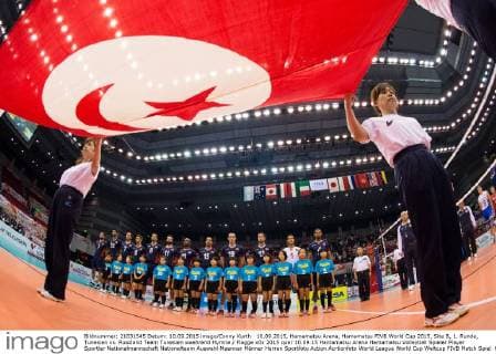 10.09.2015, Hamamatsu Arena, Hamamatsu FIVB World Cup 2015, Site B, 1. Runde, Tunesien vs. Russland Team Tunesien waehrend Hymne Flagge