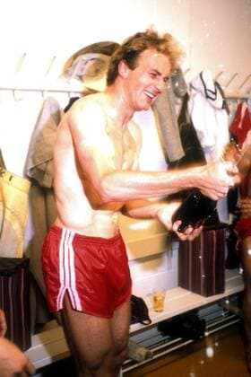 Fußball, FC Bayern München, Deutscher Meister 1981 Der FC Bayern München ist deutscher Meister: Karl-Heinz Rummenigge feiert in der Kabine