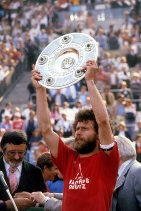 Der FC Bayern München ist deutscher Meister: Paul Breitner mit der Meisterschale