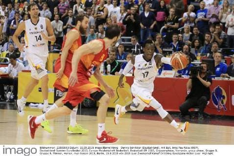 EuroBasket 2022, DBB, Historie, EM - Historie Dennis Schröder (Deutschland), mit Ball, links Pau Ribas (ESP), Deutschland-Spanien EuroBasket 2015, Europa Meisterschaft Basketball, Basketball EM 2015, Gruppenphase, Vorrunde, group phase, Gruppe B, Gruppe B, Männer, Herren, men Saison 2015, Berlin, 10.9.2015