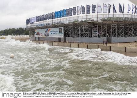 Timmendorfer Strand Die Wellen peitschen an die Betonmauer der Ahmann-Hager-Arena. Beachvolleyball, Deutsche Meisterschaft, 11.09.15 Copyright: Koenigx Eibner-Pressefoto EP_fkg