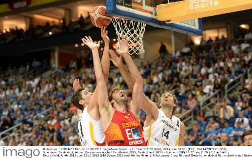 v.l.: Tibor PLEISS (Pleiß, GER), Pau GASOL (ESP), Dirk NOWITZKI (GER), Spielszene, Zweikampf, Aktion, Europameisterschaft EuroBasket 2015, Deutschland (GER) - Spanien (ESP) 76:77, am 10.09.2015 in Berlin Deutschland, Â