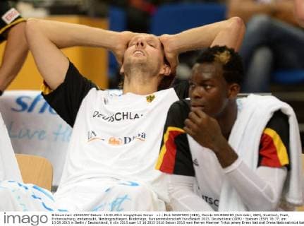 v.l.: Dirk NOWITZKI (GER), Dennis SCHROEDER (Schröder, GER), frustriert, Frust, Enttaeuschung, enttaeuscht, Niedergeschlagen, Niederlage, Europameisterschaft EuroBasket 2015, Deutschland (GER) - Spanien (ESP) 76:77, am 10.09.2015 in Berlin Deutschland, Â