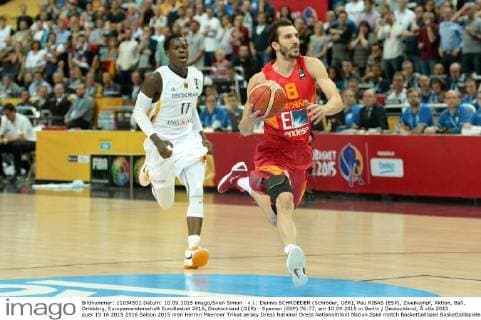 v.l.: Dennis SCHROEDER (Schröder, GER), Pau RIBAS (ESP), Zweikampf, Aktion, Ball, Dribbling, Europameisterschaft EuroBasket 2015, Deutschland (GER) - Spanien (ESP) 76:77, am 10.09.2015 in Berlin Deutschland, Â