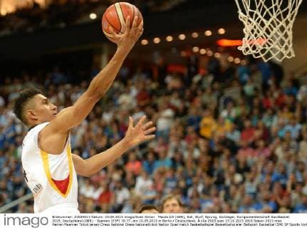 Maodo LO (GER), Ball, Wurf, Sprung, Korbleger, Europameisterschaft EuroBasket 2015, Deutschland (GER) - Spanien (ESP) 76:77, am 10.09.2015 in Berlin Deutschland, Â