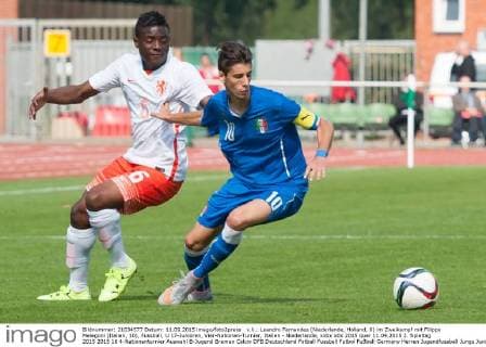 v.li.: Leandro Fernandes (Niederlande, Holland, 6) im Zweikampf mit Filippo Melegoni (Italien, 10), Fussball, U 17-Junioren, Vier-Nationen-Turnier, Italien - Niederlande, xobx