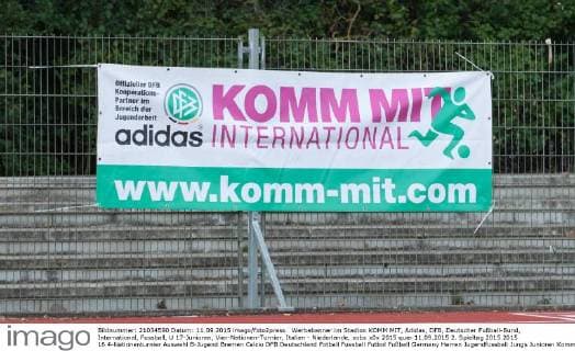 Werbebanner im Stadion KOMM MIT, Adidas, DFB, Deutscher Fußball-Bund, International, Fussball, U 17-Junioren, Vier-Nationen-Turnier, Italien - Niederlande, xobx