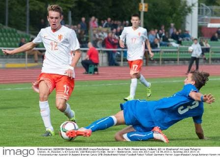 v.li.: Boyd Reith (Niederlande, Holland, 12) im Zweikampf mit Luca Pellegrini (Italien, 3), Fussball, U 17-Junioren, Vier-Nationen-Turnier, Italien - Niederlande, xobx