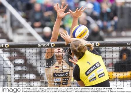 Timmendorfer Strand Kira Walkenhorst (Nr. 2, Goldenes Trikot) gegen Victoria Bieneck (Nr. 1, Gelbes Trikot). Ludwig Walkenhorst vs Bieneck Grossner, Beachvolleyball, Deutsche Meisterschaft, 11.09.15 , Copyright: KOENIG Eibner-Pressefoto EP_FKG