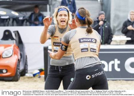 Timmendorfer Strand Laura Ludwig (Nr. 1, Goldenes Trikot) und Kira Walkenhorst (Nr. 2, Goldenes Trikot) freuen sich. Ludwig Walkenhorst vs Bieneck Grossner, Beachvolleyball, Deutsche Meisterschaft, 11.09.15 , Copyright: KOENIG Eibner-Pressefoto EP_FKG