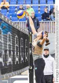 Timmendorfer Strand Kira Walkenhorst (Nr. 2, Goldenes Trikot) blockt. Ludwig Walkenhorst vs Bieneck Grossner, Beachvolleyball, Deutsche Meisterschaft, 11.09.15 , Copyright: KOENIG Eibner-Pressefoto EP_FKG