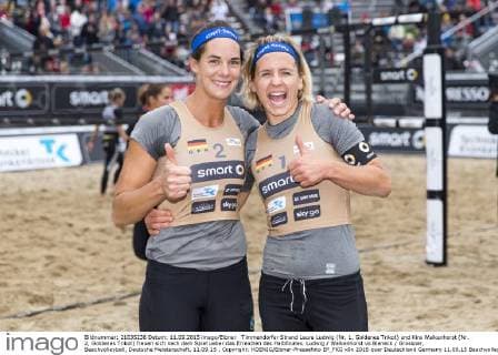 Timmendorfer Strand Laura Ludwig (Nr. 1, Goldenes Trikot) und Kira Walkenhorst (Nr. 2, Goldenes Trikot) freuen sich nach dem Spiel ueber das Erreichen des Halbfinales. Ludwig Walkenhorst vs Bieneck Grossner, Beachvolleyball, Deutsche Meisterschaft, 11.09.15 , Copyright: KOENIG Eibner-Pressefoto EP_FKG