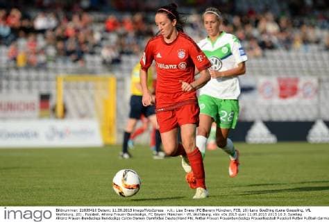 v.li.: Lisa Evans (FC Bayern München, FCB, 18) Lena Goeßling (Lena Goessling, VfL Wolfsburg, 28) , Fussball, Allianz Frauen-Bundesliga, FC Bayern München - VfL Wolfsburg, xslx