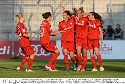 v.li.: Leonie Maier (FC Bayern München, FCB, 20) Viktoria Schnaderbeck (FC Bayern München, FCB, 25) Sara Ilonka Däbritz (Sara Daebritz, FC Bayern München, FCB, 33) Caroline Abbe (FC Bayern München, FCB, 5) Lisa Evans (FC Bayern München, FCB, 18) Jubel, Torjubel, Torerfolg, celebrate the goal, goal, celebration, Jubel ueber das Tor zum 1:0 durch Caroline Abbe (FC Bayern München, FCB, 5), optimistisch, Action, Aktion, Fussball, Allianz Frauen-Bundesliga, FC Bayern München - VfL Wolfsburg, xslx
