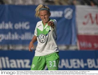 Fußball, Allianz Frauen Bundesliga, FC Bayern München - VfL Wolfsburg; Julia Simic (Wolfsburg, 31) EInzelbild gibt Anweisungen, gestikuliert, mit den Armen gestikulieren, gives instructions, gesticulate. xtgx