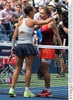 Simona Halep gratuliert der Siegerin Flavia Pennetta (ITA) Tennis - US Open 2015 - Grand Slam ITF ATP Tennis Herren WTA Tennis Damen - Flushing Meadows - New York - New York - USA - 11 September 2015.