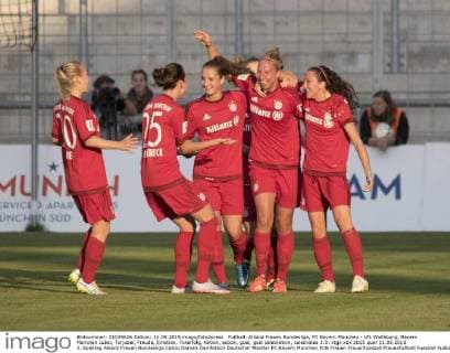 Fußball, Allianz Frauen Bundesliga, FC Bayern München - VfL Wolfsburg; Bayern München Jubel, Torjubel, Freude, Emotion, Torerfolg, Aktion, action, goal, goal celebration, celebrates 1:0. xtgx