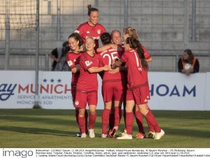 Fußball, Allianz Frauen Bundesliga, FC Bayern München - VfL Wolfsburg; Bayern München Jubel, Torjubel, Freude, Emotion, Torerfolg, Aktion, action, goal, goal celebration, celebrates 1:0. xtgx