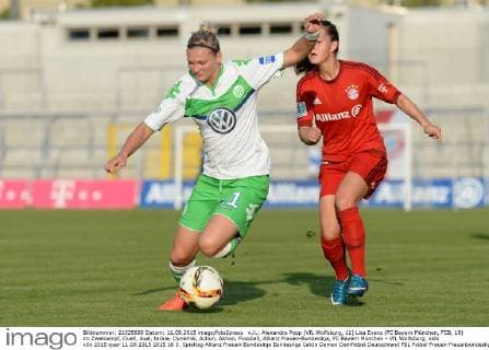 v.li.: Alexandra Popp (VfL Wolfsburg, 11) Lisa Evans (FC Bayern München, FCB, 18) im Zweikampf, Duell, duel, tackle, Dynamik, Action, Aktion, Fussball, Allianz Frauen-Bundesliga, FC Bayern München - VfL Wolfsburg, xslx