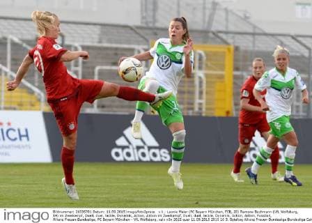 v.li.: Leonie Maier (FC Bayern München, FCB, 20) Ramona Bachmann (VfL Wolfsburg, 19) im Zweikampf, Duell, duel, tackle, Dynamik, Action, Aktion im Zweikampf, Duell, duel, tackle, Dynamik, Action, Aktion, Fussball, Allianz Frauen-Bundesliga, FC Bayern München - VfL Wolfsburg, xslx