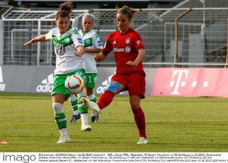 GER, Allianz-FFBL, Muenchen, FC Bayern Muenchen vs VfL Wolfsburg 11.09.2015, Gruenwalder Stadion, Muenchen,Allianz-FFBL, FC Bayern Muenchen vs. VfL Wolfsburg, im Bild der Zweikampf von Ramona Bachmann (VfL Wolfsburg 19) und Melanie Leupolz (Bayern 8) , beobachtet von der ehemaligen Muenchnerin Julia Simic (VfL Wolfsburg 31) nphxRMG
