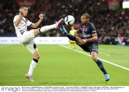 Lucas Moura (PSG) vs GUILBERT Frederic (Bordeaux) FOOTBALL : Paris St Germain vs Girondins Bordeaux - Ligue 1 2015 2016 - 11 09 2015 JBAutissier Panoramic 