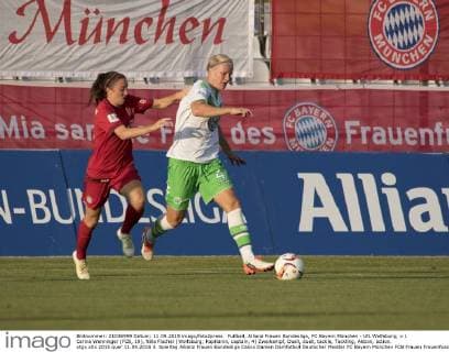 Fußball, Allianz Frauen Bundesliga, FC Bayern München - VfL Wolfsburg; v.l. Carina Wenninger (FCB, 19), Nilla Fischer (Wolfsburg; Kapitänin, captain, 4) Zweikampf, Duell, duell, tackle, Tackling, Aktion, action. xtgx