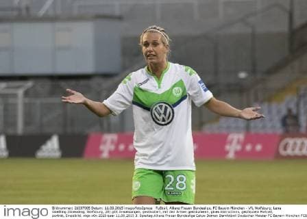 Fußball, Allianz Frauen Bundesliga, FC Bayern München - VfL Wolfsburg; Lena Goeßling (Goessling, Wolfsburg, 28) gibt Anweisungen, gestikuliert, mit den Armen gestikulieren, gives instructions, gesticulate Portrait, porträt, Einzelbild. xtgx