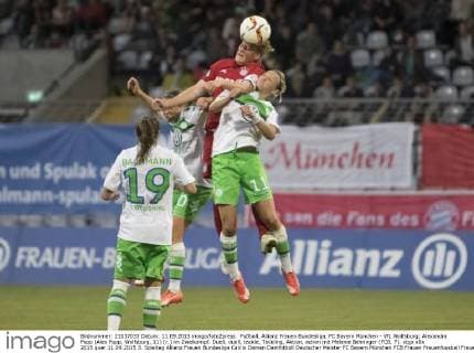 Fußball, Allianz Frauen Bundesliga, FC Bayern München - VfL Wolfsburg; Alexandra Popp (Alex Popp, Wolfsburg, 11) (r.) im Zweikampf, Duell, duell, tackle, Tackling, Aktion, action mit Melanie Behringer (FCB, 7). xtgx