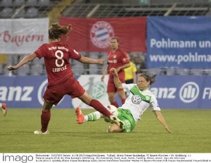 Fußball, Allianz Frauen Bundesliga, FC Bayern München - VfL Wolfsburg; v.l. Melanie Leupolz (FCB, 8), Elise Bussaglia (Wolfsburg, 30) Zweikampf, Duell, duell, tackle, Tackling, Aktion, action. xtgx