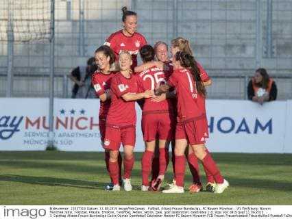 Fußball, Allianz Frauen Bundesliga, FC Bayern München - VfL Wolfsburg; Bayern München Jubel, Torjubel, Freude, Emotion, Torerfolg, Aktion, action, goal, goal celebration, celebrates 1:0. xtgx