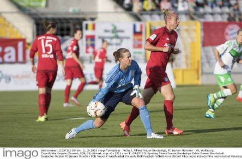 Fußball, Allianz Frauen Bundesliga, FC Bayern München - VfL Wolfsburg; Tinja-Riikka Korpela (Torwart, FCB, 32) Abwurf. xtgx