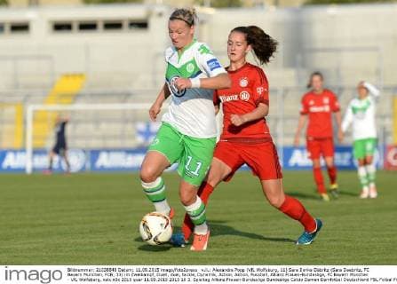 v.li.: Alexandra Popp (VfL Wolfsburg, 11) Sara Ilonka Däbritz (Sara Daebritz, FC Bayern München, FCB, 33) im Zweikampf, Duell, duel, tackle, Dynamik, Action, Aktion, Fussball, Allianz Frauen-Bundesliga, FC Bayern München - VfL Wolfsburg, xslx