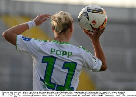 v.li.: Alexandra Popp (VfL Wolfsburg, 11) von Hinten, beim Einwurf, Einzelbild, Aktion, Action, Fussball, Allianz Frauen-Bundesliga, FC Bayern München - VfL Wolfsburg, xslx