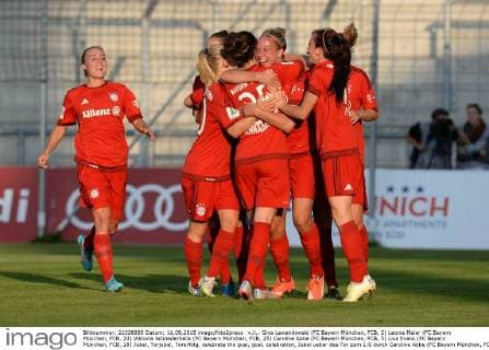v.li.: Gina Lewandowski (FC Bayern München, FCB, 2) Leonie Maier (FC Bayern München, FCB, 20) Viktoria Schnaderbeck (FC Bayern München, FCB, 25) Caroline Abbe (FC Bayern München, FCB, 5) Lisa Evans (FC Bayern München, FCB, 18) Jubel, Torjubel, Torerfolg, celebrate the goal, goal, celebration, Jubel ueber das Tor zum 1:0 durch Caroline Abbe (FC Bayern München, FCB, 5), optimistisch, Action, Aktion, Fussball, Allianz Frauen-Bundesliga, FC Bayern München - VfL Wolfsburg, xslx