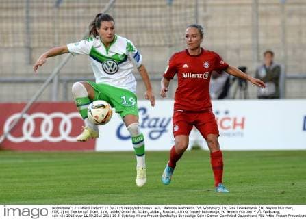v.li.: Ramona Bachmann (VfL Wolfsburg, 19) Gina Lewandowski (FC Bayern München, FCB, 2) im Zweikampf, Duell, duel, tackle, Dynamik, Action, Aktion, Fussball, Allianz Frauen-Bundesliga, FC Bayern München - VfL Wolfsburg, xslx