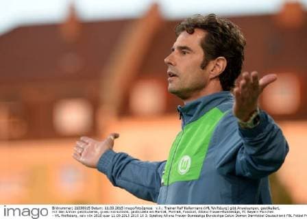 v.li.: Trainer Ralf Kellermann (VfL Wolfsburg) gibt Anweisungen, gestikuliert, mit den Armen gestikulieren, gives instructions, gesticulate ein Porträt, Portrait, Fussball, Allianz Frauen-Bundesliga, FC Bayern München - VfL Wolfsburg, xslx