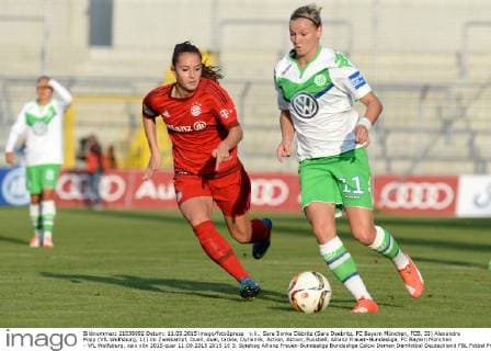 v.li.: Sara Ilonka Däbritz (Sara Daebritz, FC Bayern München, FCB, 33) Alexandra Popp (VfL Wolfsburg, 11) im Zweikampf, Duell, duel, tackle, Dynamik, Action, Aktion, Fussball, Allianz Frauen-Bundesliga, FC Bayern München - VfL Wolfsburg, xslx