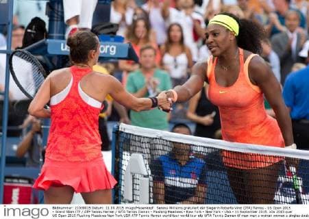 Serena Williams gratuliert der Siegerin Roberta Vinci (ITA) Tennis - US Open 2015 - Grand Slam ITF ATP Tennis Herren WTA Tennis Damen - Flushing Meadows - New York - New York - USA - 11 September 2015.