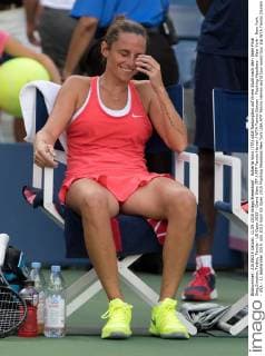 Roberta Vinci (ITA) sitzt fassungslos auf ihrem Stuhl nach dem Semi Final Sieg,Emotion,Tattoo, Tennis - US Open 2015 - Grand Slam ITF ATP Tennis Herren WTA Tennis Damen - Flushing Meadows - New York - New York - USA - 11 September 2015.