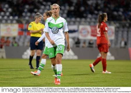 v.li.: Lena Goeßling (Lena Goessling, VfL Wolfsburg, 28) enttäuscht schauend, Enttäuschung, Frustration, disappointed, pessimistisch, Fussball, Allianz Frauen-Bundesliga, FC Bayern München - VfL Wolfsburg, xslx