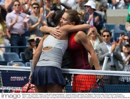 Simona Halep (r) gratuliert der Siegerin Flavia Pennetta (ITA),Umarmung,Emotion, Tennis - US Open 2015 - Grand Slam ITF ATP Tennis Herren WTA Tennis Damen - Flushing Meadows - New York - New York - USA - 11 September 2015. Juergen Hasenkopf
