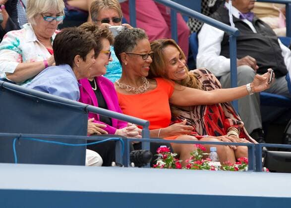 US Open ,USTA Praesidentin Katrina Adams macht ein Selfiefoto mit Roberta Graves (rechts( und Billie Jean King und deren Partnerin Llana Kloss,VIP Gaeste in der Ehrenloge, Tennis - US Open 2015 - Grand Slam ITF ATP Tennis Herren WTA Tennis Damen - Flushing Meadows - New York - New York - USA - 11 September 2015. Juergen Hasenkopf