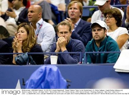 Roger Federer Team in der Spielerloge,L-R. Mirka Federer ,Coach Stefan Edberg und Severin Luethi, Tennis - US Open 2015 - Grand Slam ITF ATP Tennis Herren WTA Tennis Damen - Flushing Meadows - New York - New York - USA - 11 September 2015. Juergen Hasenkopf