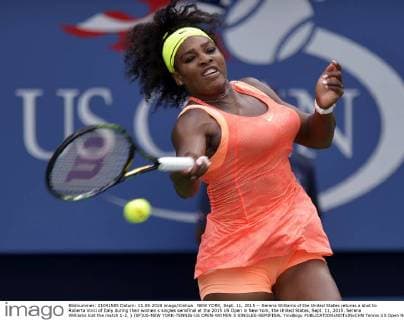 NEW YORK, Sept. 11, 2015 -- Serena Williams of the United States returns a shot to Roberta Vinci of Italy during their women s singles semifinal at the 2015 US Open in New York, the United States, Sept. 11, 2015. Serena Williams lost the match 1-2. ) (SP)US-NEW YORK-TENNIS-US OPEN-WOMEN S SINGLES-SEMIFINAL YinxBogu 