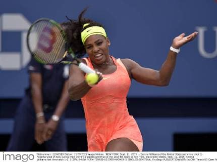 NEW YORK, Sept. 11, 2015 -- Serena Williams of the United States returns a shot to Roberta Vinci of Italy during their women s singles semifinal at the 2015 US Open in New York, the United States, Sept. 11, 2015. Serena Williams lost the match 1-2. ) (SP)US-NEW YORK-TENNIS-US OPEN-WOMEN S SINGLES-SEMIFINAL YinxBogu 