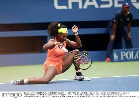 NEW YORK, Sept. 11, 2015 -- Serena Williams of the United States fails to return a shot to Roberta Vinci of Italy during their women s singles semifinal at the 2015 US Open in New York, the United States, Sept. 11, 2015. Serena Williams lost the match 1-2. ) (SP)US-NEW YORK-TENNIS-US OPEN-WOMEN S SINGLES-SEMIFINAL YinxBogu 